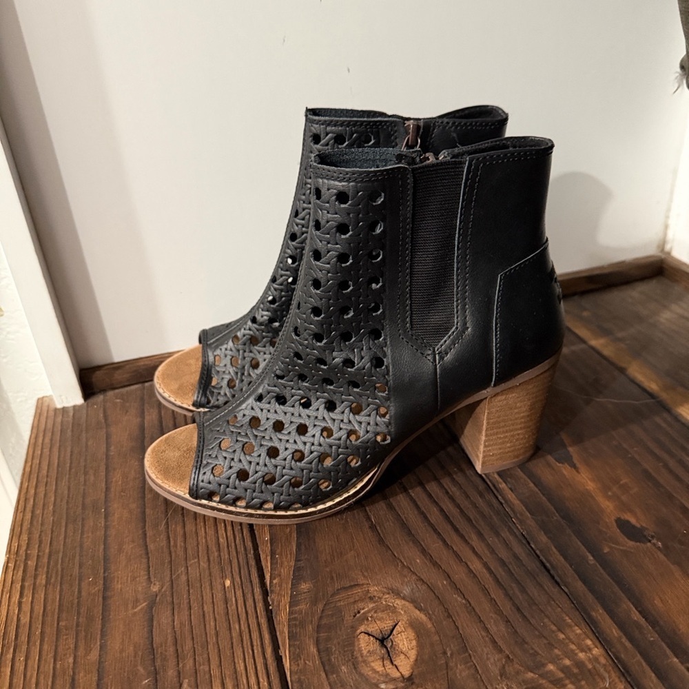 NWT Toms Majorca Perforated Peep toe Ankle Booties - Picture 4 of 7